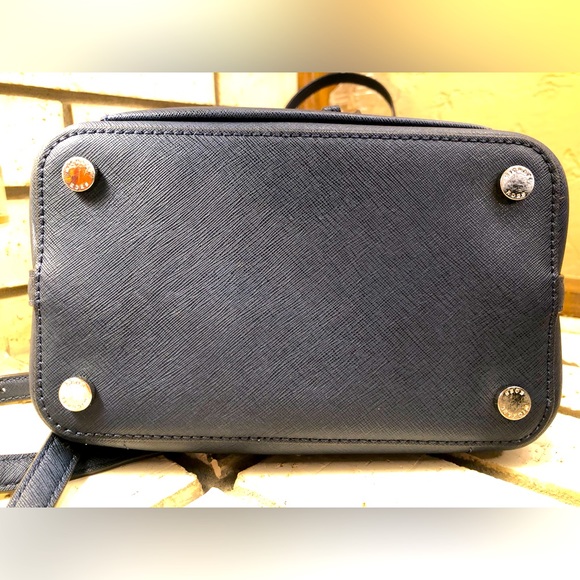 💥Moving to @the_bag_guy💥Michael Kors - Greenwich Medium Bucket Bag - Picture 10 of 16